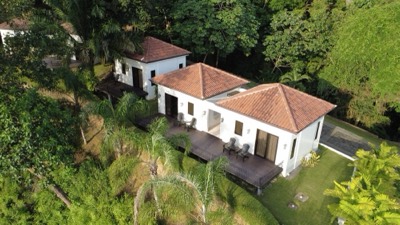 The additional villas along the drive