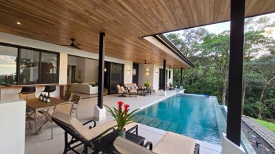 The terrace and the infinity pool