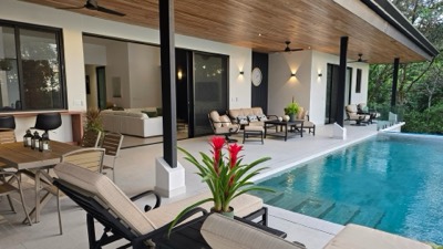 The pool and the loungers under the roof